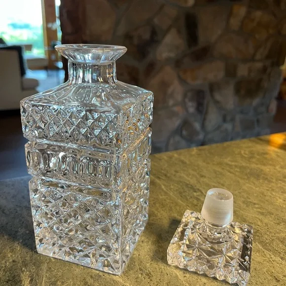 Thick crystal whiskey decanter - Picture 3 of 5